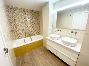 reforma baño colorido valencia