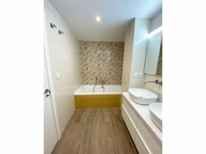 reforma baño colorido valencia